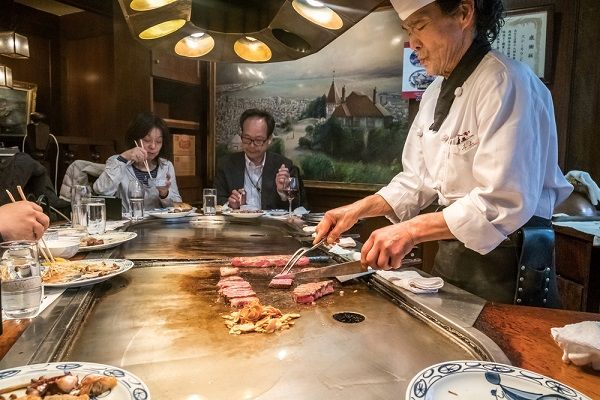 Teppanyaki chỉ các món thịt và rau củ được nướng trên tấm kim loại dày