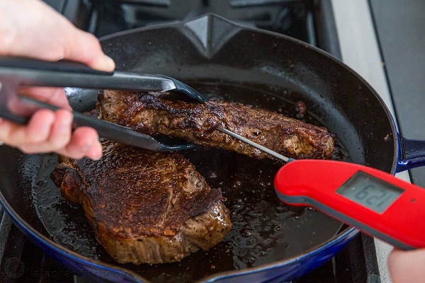 Kiểm tra độ chín beef steak bằng nhiệt kế đo thực phẩm tức thì
