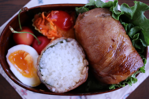 Thịt bò cuộn cơm hấp dẫn cho bữa trưa và các buổi dã ngoại