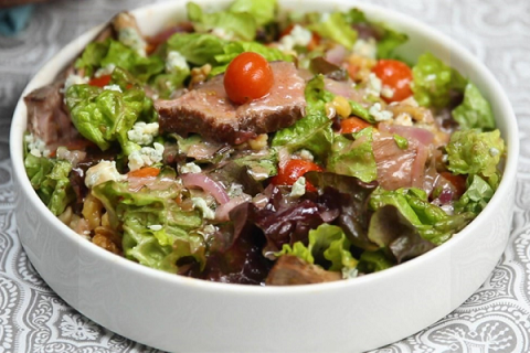 Cách ướp thịt bò cho salad thơm ngon?
